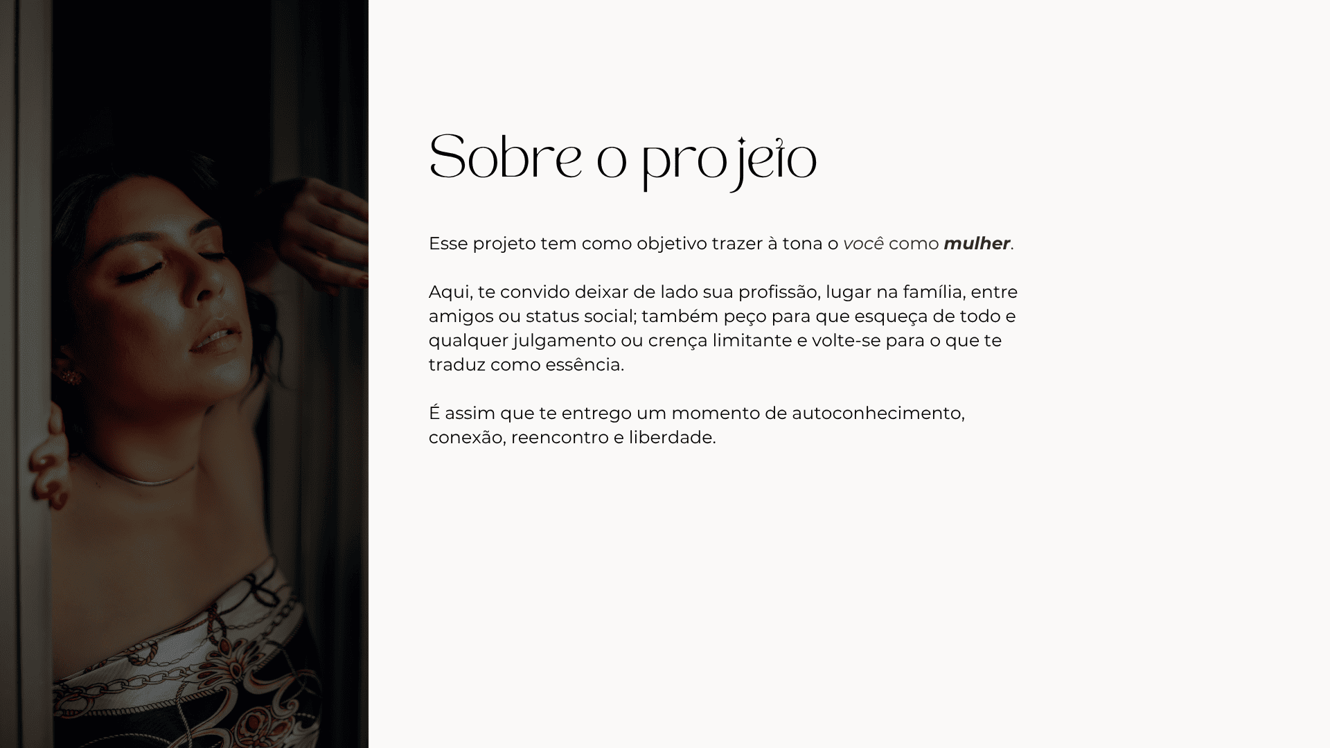 Mulher de olhos fechados em um ensaio sobre o projeto de fotografia feminina, representando a busca pela essência.