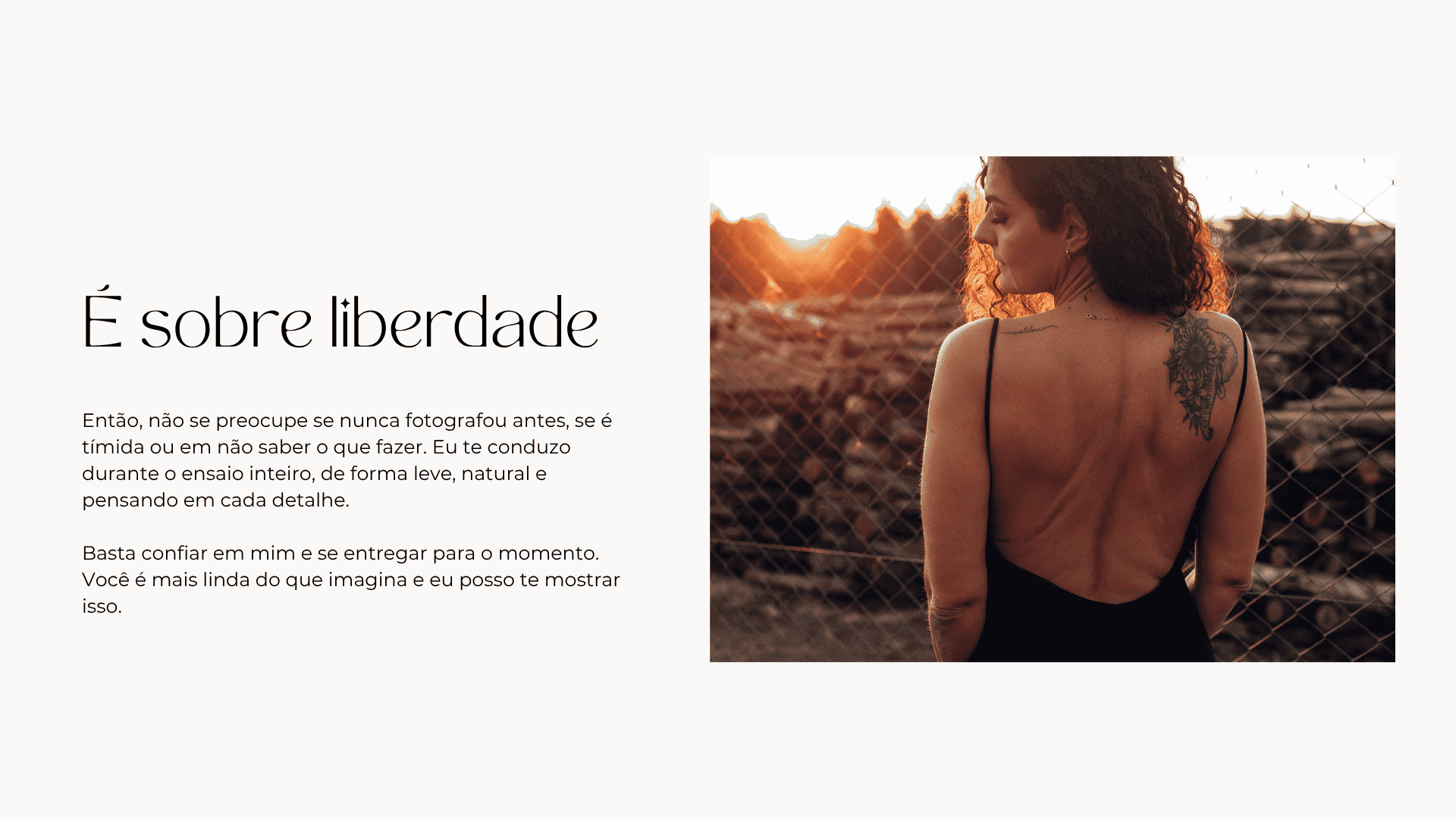 Mulher de costas com tatuagem olhando o pôr do sol, imagem para a seção 'É sobre liberdade' de um ensaio de autoestima.