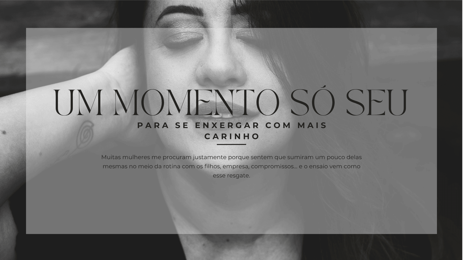 Close-up do rosto de uma mulher com olhos fechados com o texto 'Um momento só seu', sobre o resgate do carinho próprio no ensaio.