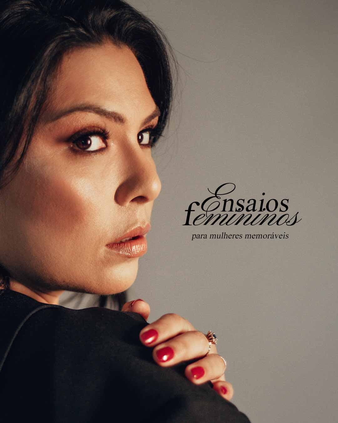 Retrato de uma mulher em ensaio fotográfico em estudio em Joinville com maquiagem sofisticada, unhas vermelhas e olhar intenso, acompanhado do texto 'Ensaios femininos'.