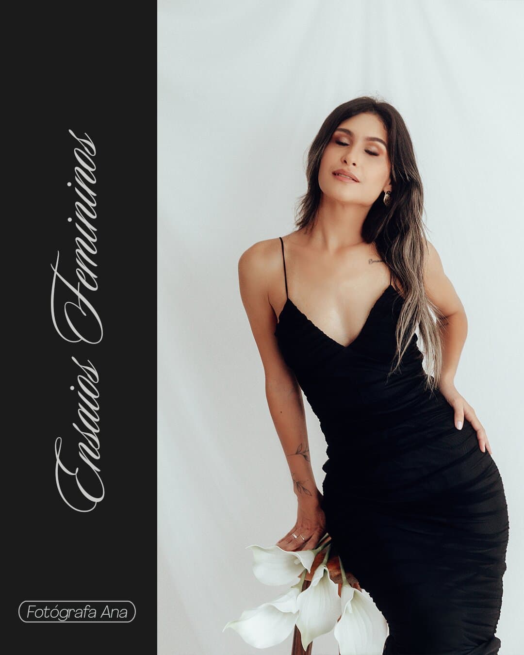 Foto vertical com uma faixa preta à esquerda e uma foto de corpo inteiro à direita. A foto mostra uma mulher com as mãos nos quadris, corpo levemente inclinado para a frente e cabeça para trás com os olhos fechados. Ela veste um vestido preto justo de alças finas e segura um buquê de lírios brancos perto de uma cadeira de madeira. Na faixa preta, o texto manuscrito vertical Ensaios Femininos e abaixo, em um brasão, Fotógrafa Ana.