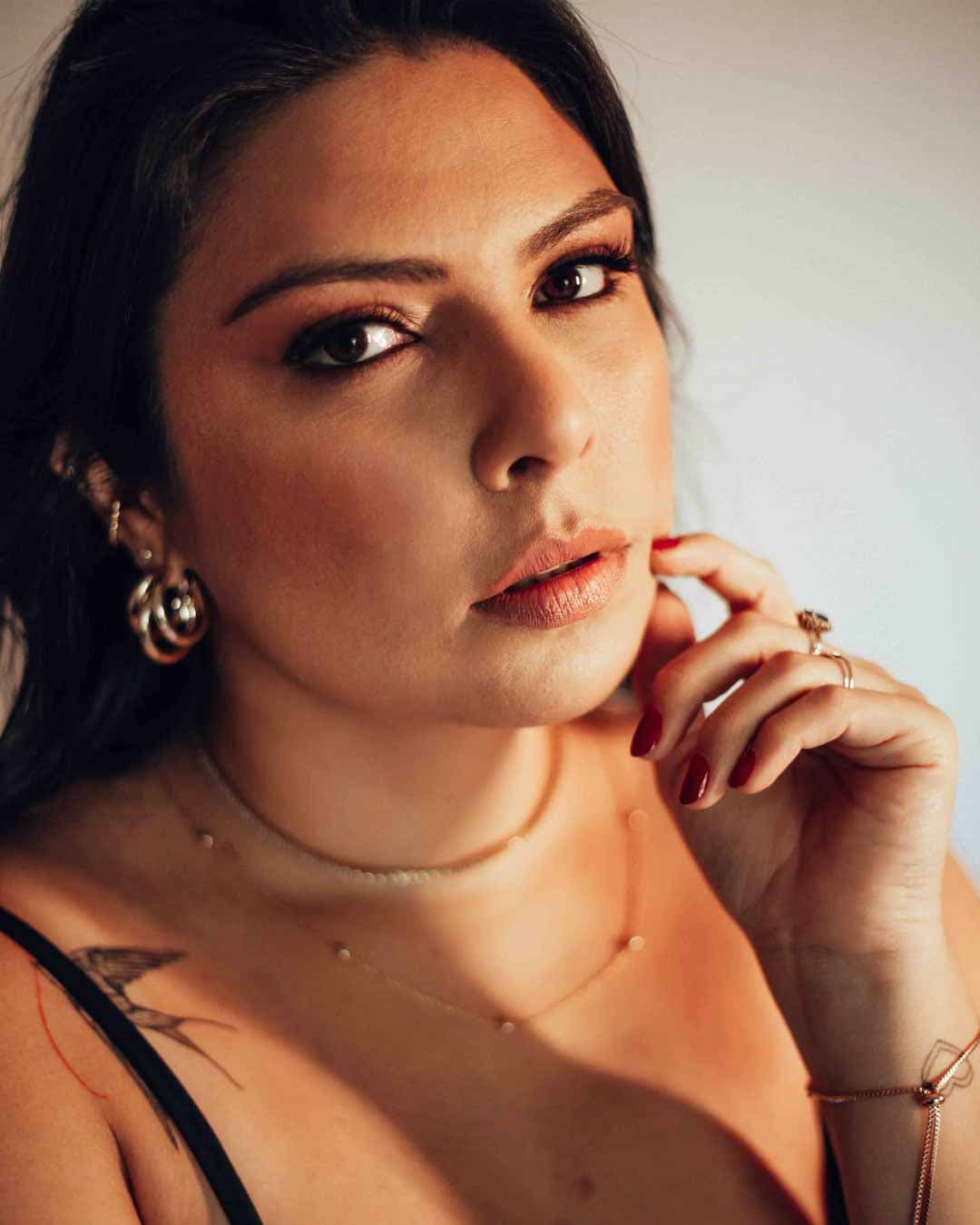 Mulher em pose marcante durante ensaio fotográfico em estúdio de Joinville