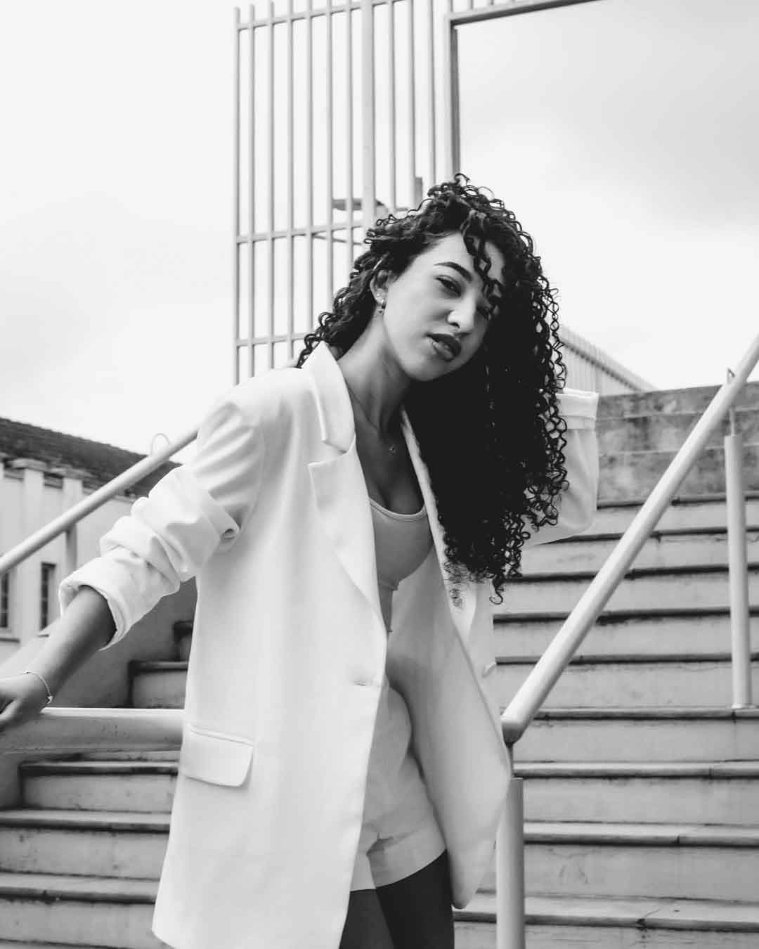 Fotografia feminina mostrando confiança e estilo em estúdio de Joinville