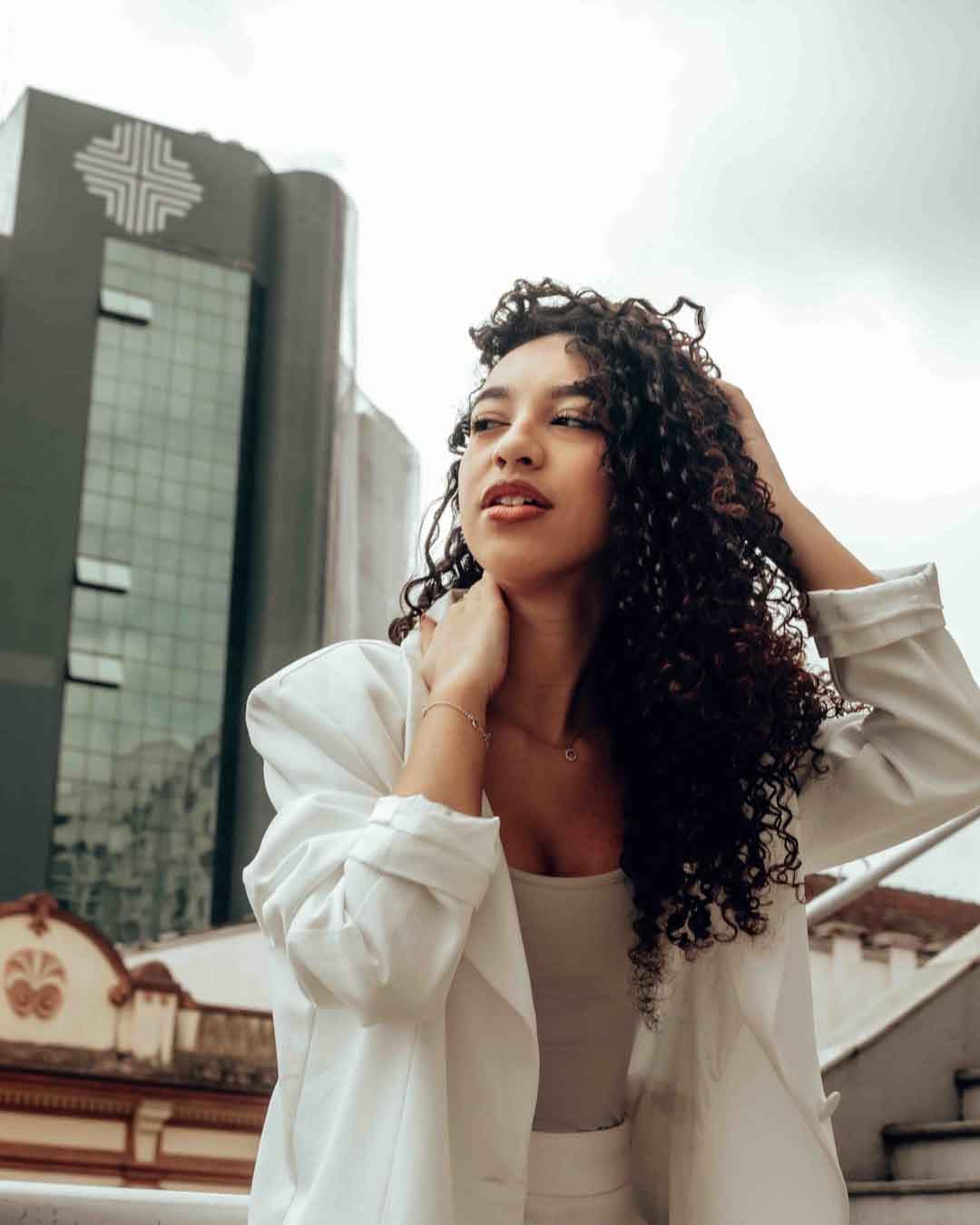 Mulher confiante em fotografia feminina em estúdio com tema de poder e beleza