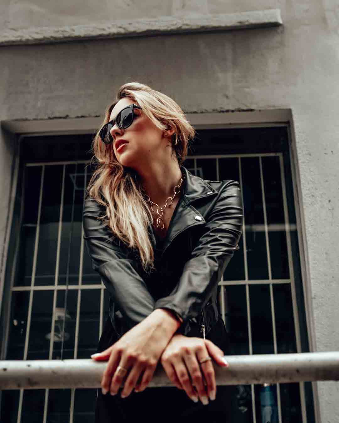 Estilo e atitude em ensaio fotográfico feminino realizado em Joinville