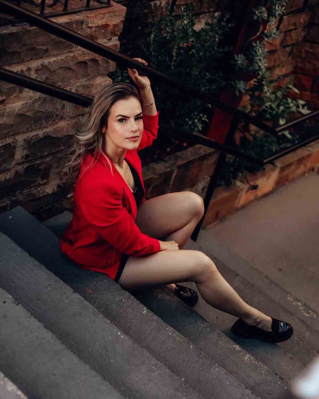 Sessão de fotografia feminina explorando poses impactantes em estúdio