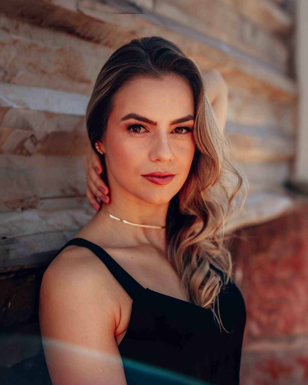 Mulher com salto e jaqueta de couro em sessão fotográfica sofisticada