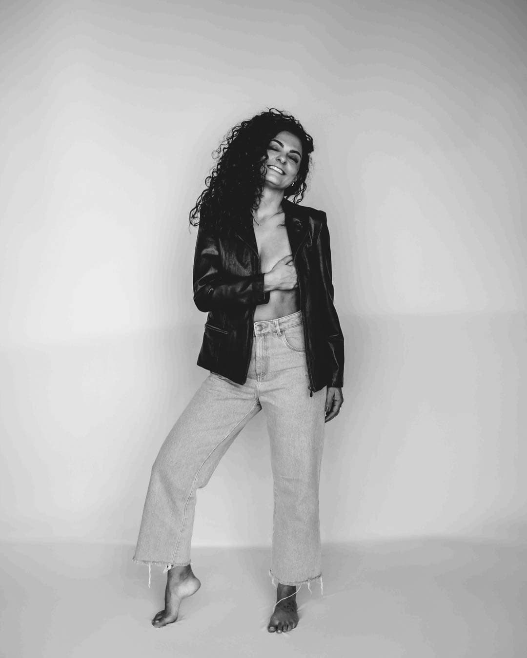 Fotografia de mulher com look sofisticado em estúdio fotográfico de Joinville