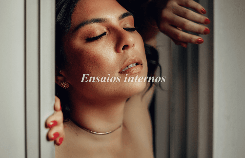 Fotografia de ensaio interno e intimista por Fotógrafa Ana. Close-up do rosto de uma mulher com maquiagem profissional, transmitindo serenidade e beleza.