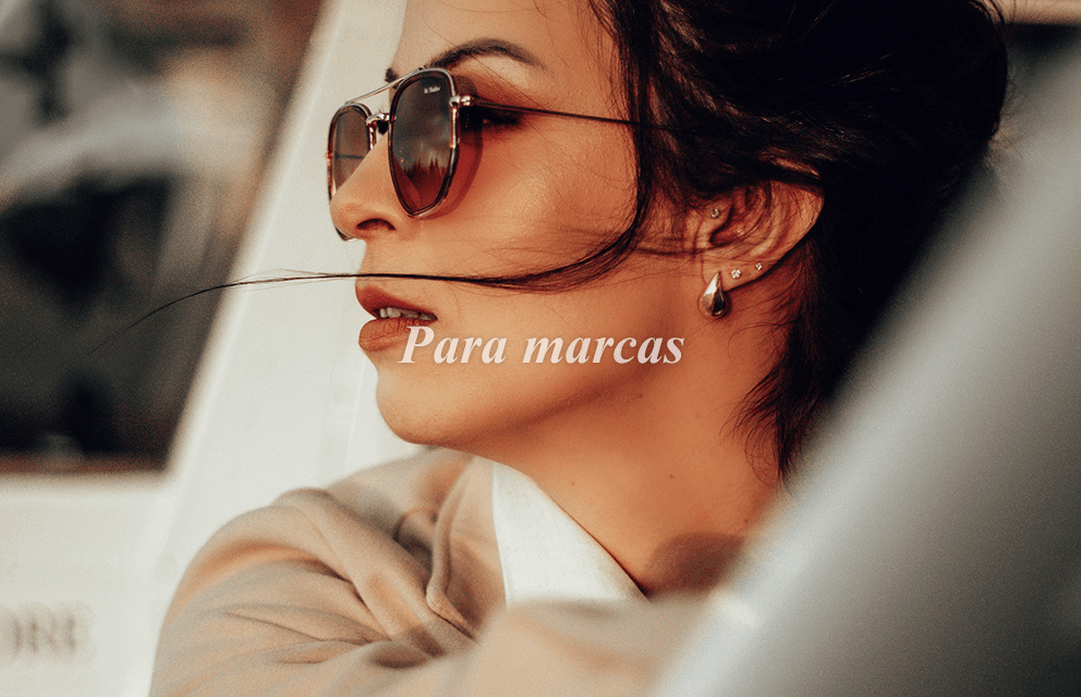 Fotografia para marcas e branding pessoal por Fotógrafa Ana. Mulher de perfil com óculos de sol em um ensaio de lifestyle para publicidade de moda e produtos.